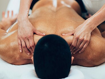 Massage for Jet-Lag Recovery in Summer: Adjusting Techniques for Heat & Air-Conditioning